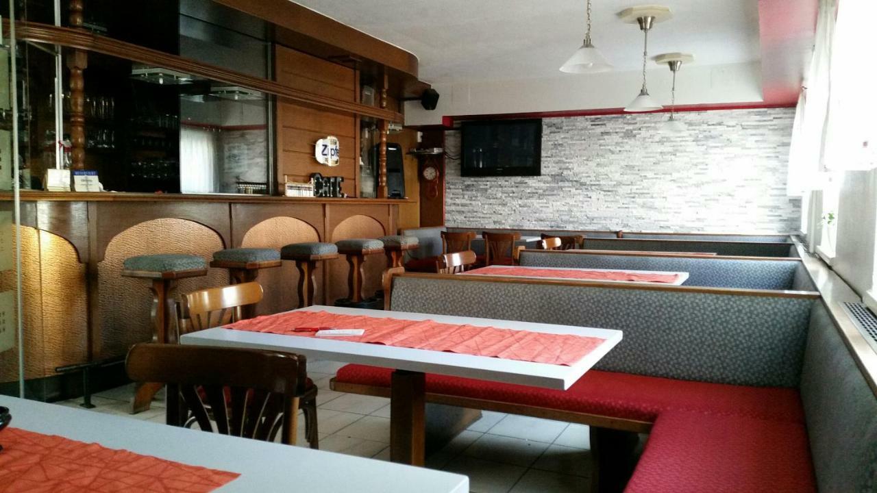 韦尔斯 Makss酒店 外观 照片